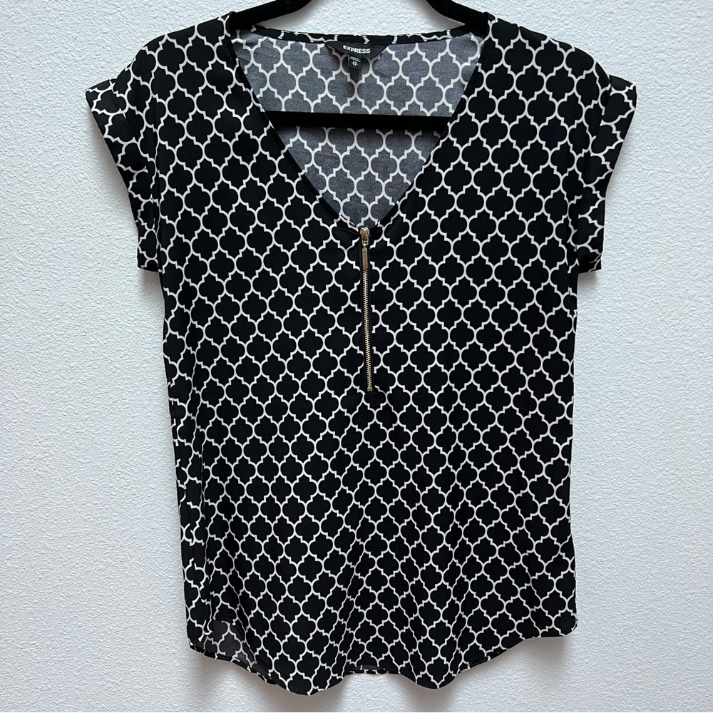 Express Black and White Quatrefoil V-neck Zip Up Gramercy Top - XS